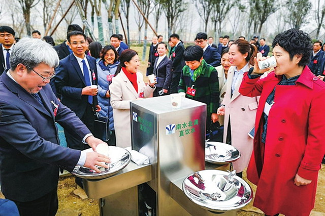 焦作市政协委员参观南水北调工程净化设施品尝直饮水 焦作市政协委员参观南水北调工程净化设施品尝直饮水