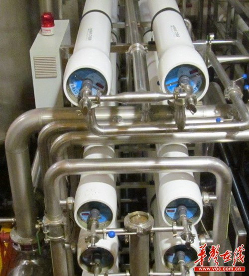 湖南中粮可口可乐饮料有限公司利用反渗透水处理装置对冲瓶水进行回收处理(源自:华声在线) 湖南中粮可口可乐饮料有限公司利用反渗透水处理装置对冲瓶水进行回收处理(源自:华声在线)