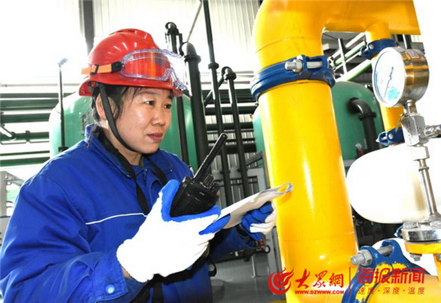 托起一片绿色工厂汇丰石化环保一线有一个“铁娘子” 托起一片绿色工厂汇丰石化环保一线有一个“铁娘子”