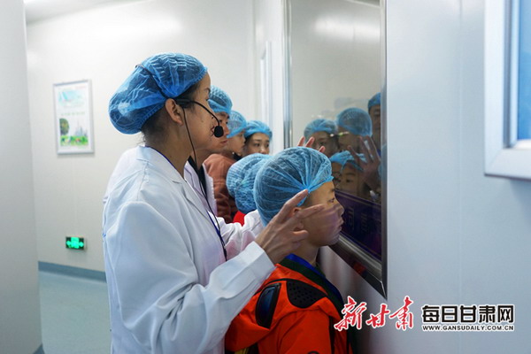 百余消费者应邀走近兰州黄河源纯净水生产线体验参观 百余消费者应邀走近兰州黄河源纯净水生产线体验参观