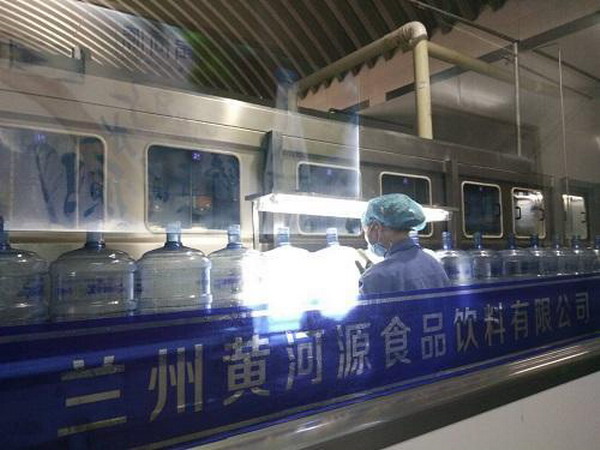 百余消费者应邀走近兰州黄河源纯净水生产线体验参观 百余消费者应邀走近兰州黄河源纯净水生产线体验参观