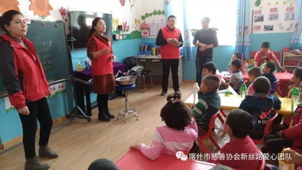 喀什市慈善协会新丝路爱心团队举行净水计划二期活动 喀什市慈善协会新丝路爱心团队举行净水计划二期活动