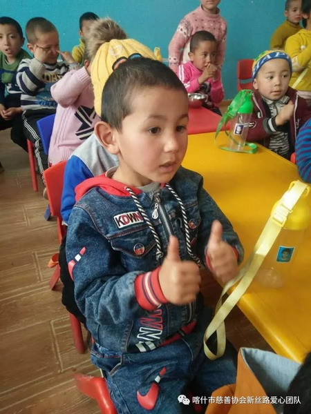 喀什市慈善协会新丝路爱心团队举行净水计划二期活动 喀什市慈善协会新丝路爱心团队举行净水计划二期活动