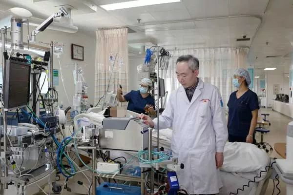杨万杰主任创新运用ECMO技术挽救了失足落海的溺水者