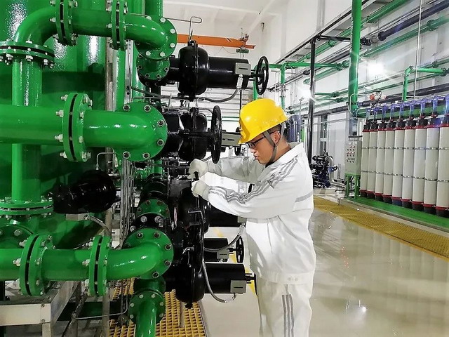 榆能横山煤电化学水处理车间每天生产除盐水约2500吨