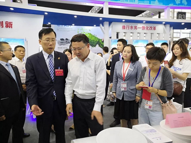第四届丝博会陕西水务超滤膜净水设备吸引副省长驻足 第四届丝博会陕西水务超滤膜净水设备吸引副省长驻足