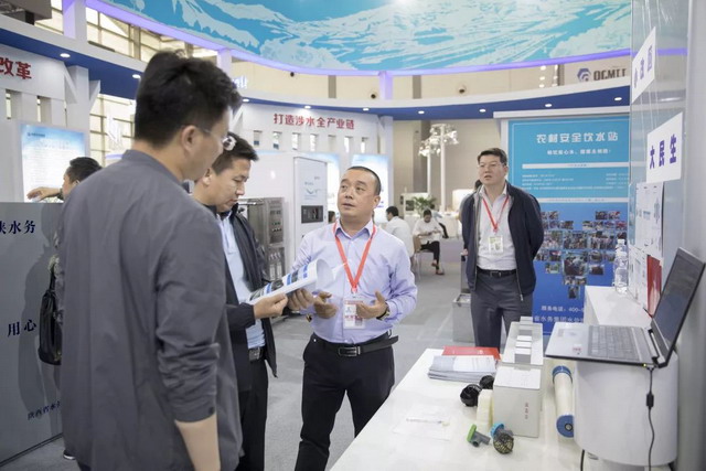 第四届丝博会陕西水务超滤膜净水设备吸引副省长驻足 第四届丝博会陕西水务超滤膜净水设备吸引副省长驻足