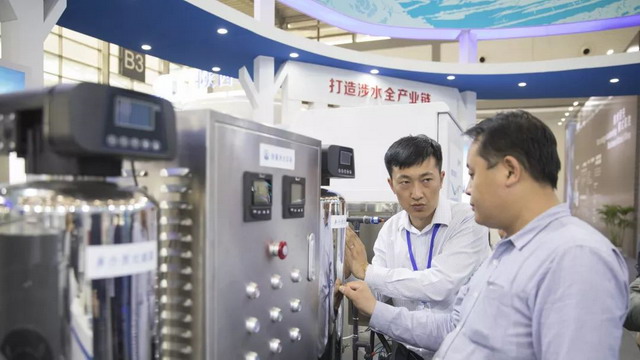 第四届丝博会陕西水务超滤膜净水设备吸引副省长驻足 第四届丝博会陕西水务超滤膜净水设备吸引副省长驻足