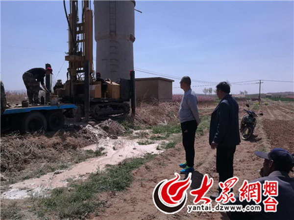 莱州市执法局派驻第一书记朱长魁为莱州市虎头崖镇东滕村指导打井解民忧。 莱州市执法局派驻第一书记朱长魁为莱州市虎头崖镇东滕村指导打井解民忧。