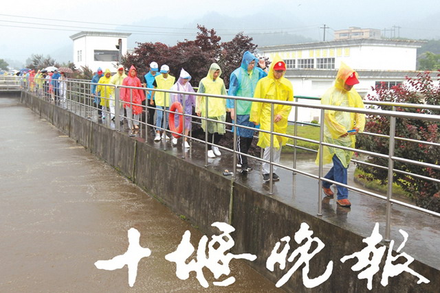 “原来污水是这样变成清水的”十堰市民参观环保设施