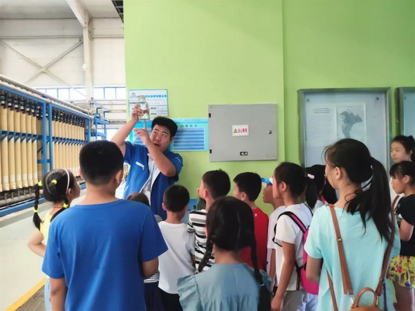 大兴区荣华街道社区组织中小学生参观亦庄东区污水厂 大兴区荣华街道社区组织中小学生参观亦庄东区污水厂