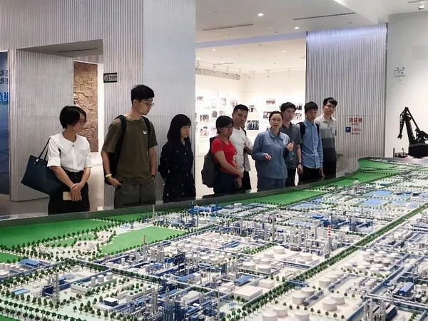据知行微信公众平台2019年7月25日讯 7月18日,清华大学南京江北新区支队的7名成员前往中国石化扬子石油化工有限公司进行参观学习,此次活动由江北新区管委会科技创新局组织开展,得到了扬子石化相关部门的热情接待,实践成员感触颇深、获益良多。 据知行微信公众平台2019年7月25日讯 7月18日,清华大学南京江北新区支队的7名成员前往中国石化扬子石油化工有限公司进行参观学习,此次活动由江北新区管委会科技创新局组织开展,得到了扬子石化相关部门的热情接待,实践成员感触颇深、获益良多。