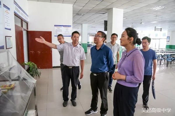 吴起县副县长一行赴吴起高中实地察看校园直饮水运行