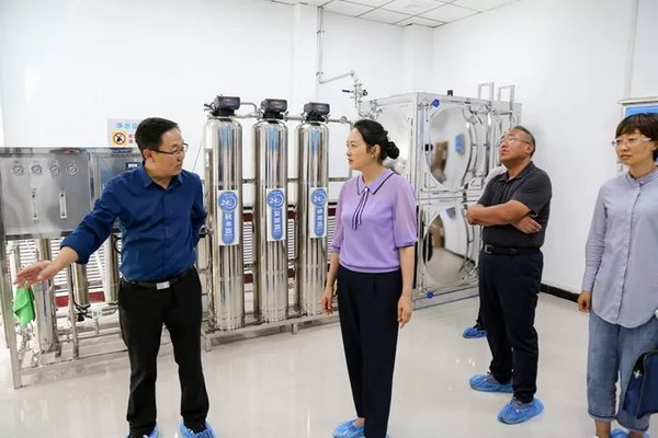 吴起县副县长一行赴吴起高中实地察看校园直饮水运行
