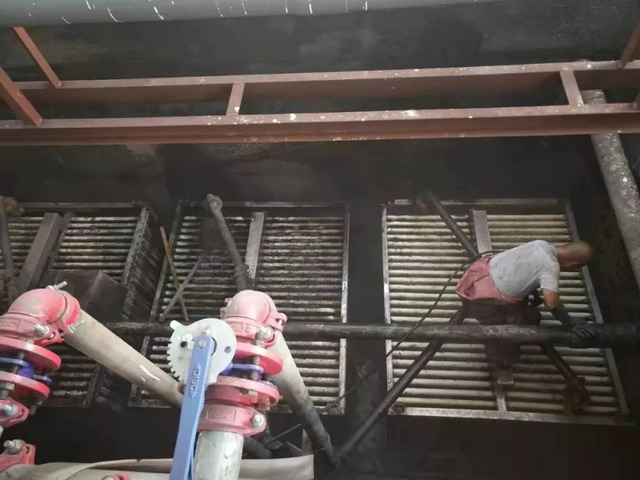 阳泉市燕龛煤矿后勤部组织员工清洗生活水处理MBR膜池 阳泉市燕龛煤矿后勤部组织员工清洗生活水处理MBR膜池