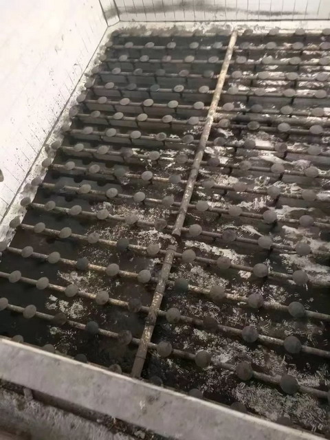 阳泉市燕龛煤矿后勤部组织员工清洗生活水处理MBR膜池 阳泉市燕龛煤矿后勤部组织员工清洗生活水处理MBR膜池