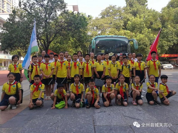 广西全州县城关完全小学师生们参观永岁乡垃圾填埋场 广西全州县城关完全小学师生们参观永岁乡垃圾填埋场
