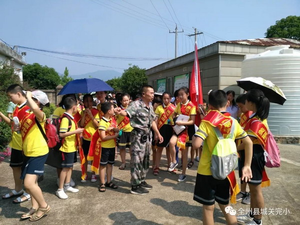 广西全州县城关完全小学师生们参观永岁乡垃圾填埋场 广西全州县城关完全小学师生们参观永岁乡垃圾填埋场
