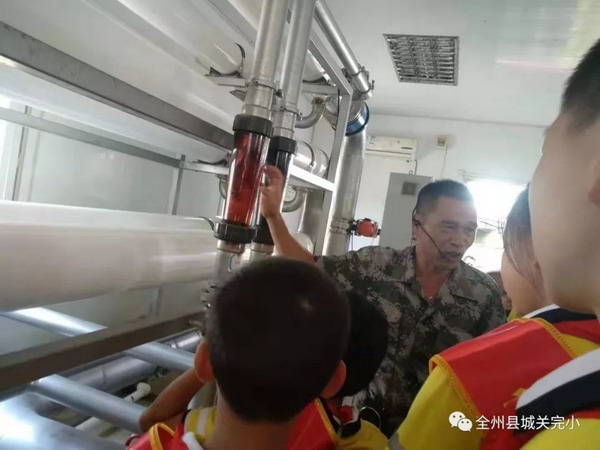 广西全州县城关完全小学师生们参观永岁乡垃圾填埋场 广西全州县城关完全小学师生们参观永岁乡垃圾填埋场