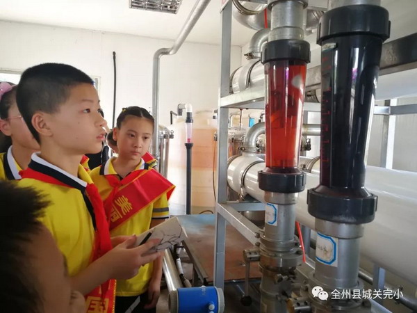 广西全州县城关完全小学师生们参观永岁乡垃圾填埋场 广西全州县城关完全小学师生们参观永岁乡垃圾填埋场