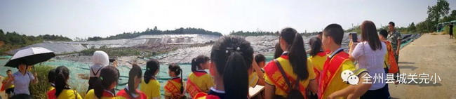 广西全州县城关完全小学师生们参观永岁乡垃圾填埋场 广西全州县城关完全小学师生们参观永岁乡垃圾填埋场