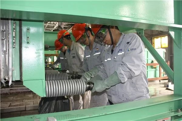 新疆中泰化学电解车间离子膜厂房更换了电解槽离子膜 新疆中泰化学电解车间离子膜厂房更换了电解槽离子膜