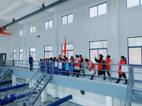 小学生参观西海岸公用事业集团水务公司豆金河中水厂 小学生参观西海岸公用事业集团水务公司豆金河中水厂