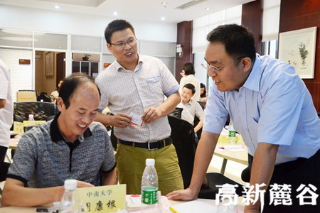 中南大学冶金与环境学院教授周康根在长沙高新区麓谷人才沙龙上 中南大学冶金与环境学院教授周康根在长沙高新区麓谷人才沙龙上