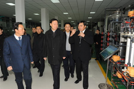 江苏省委书记罗志军莅临金山环保视察时钱盘生董事长陪同并介绍企业情况 江苏省委书记罗志军莅临金山环保视察时钱盘生董事长陪同并介绍企业情况