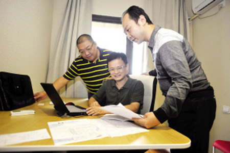 渝北区,任以伟和他的团队租用了一套房间,和伙伴们一起在“家”里办公 渝北区,任以伟和他的团队租用了一套房间,和伙伴们一起在“家”里办公