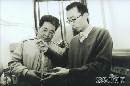 朱宏伟(右)与导师吴德海教授(左)在一起(供图:清华新闻网) 朱宏伟(右)与导师吴德海教授(左)在一起(供图:清华新闻网)