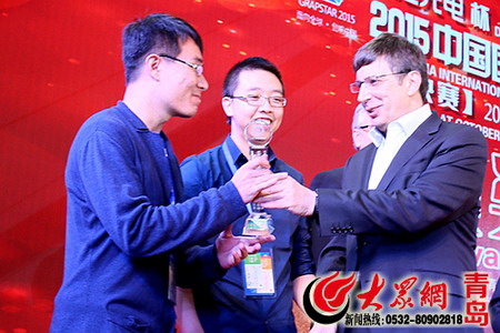 2015中国国际石墨烯创新大会创新创业大赛总决赛于10月28日成功举办,2010年诺贝尔物理学奖获得者、英国曼彻斯特大学教授Andre Geim爵士在10月29日大会开幕式上亲自为年度总冠军——由清华大学朱宏伟教授(中)和澳大利亚阿德莱德大学Dusan Losic教授组成的中澳合作团队颁奖。 2015中国国际石墨烯创新大会创新创业大赛总决赛于10月28日成功举办,2010年诺贝尔物理学奖获得者、英国曼彻斯特大学教授Andre Geim爵士在10月29日大会开幕式上亲自为年度总冠军——由清华大学朱宏伟教授(中)和澳大利亚阿德莱德大学Dusan Losic教授组成的中澳合作团队颁奖。