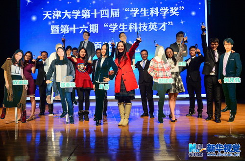 天津大学化工学院2013级博士生何光伟（右一）