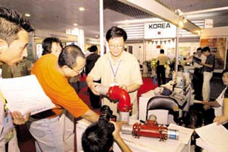 2004年8月18日,葛文宇在中国国际专利技术与产品交易会上演示管道活节式柔性承插连接方法 2004年8月18日,葛文宇在中国国际专利技术与产品交易会上演示管道活节式柔性承插连接方法