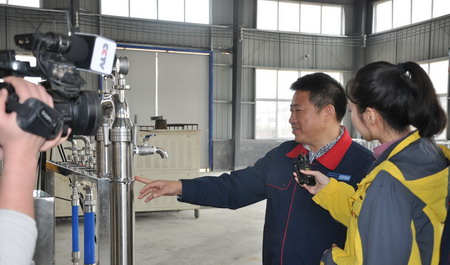 吴汉阳“蜂窝中空板式陶瓷膜”登上央视《我爱发明》 吴汉阳“蜂窝中空板式陶瓷膜”登上央视《我爱发明》