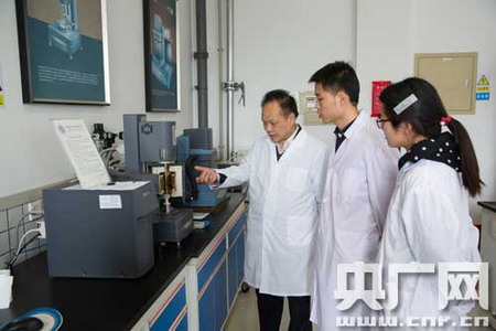 蹇锡高院士开发耐热高性能工程塑料并真正实现产业化 蹇锡高院士开发耐热高性能工程塑料并真正实现产业化