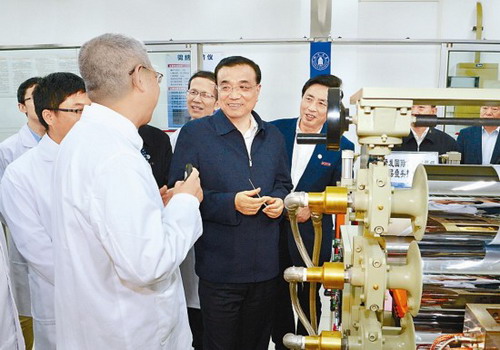李克强总理参观了四川大学高分子材料工程国家重点实验室自主研发的世界首个石墨烯橡胶轮胎、首个国产血液透析器、锂电池隔膜成套新技术等成果 李克强总理参观了四川大学高分子材料工程国家重点实验室自主研发的世界首个石墨烯橡胶轮胎、首个国产血液透析器、锂电池隔膜成套新技术等成果