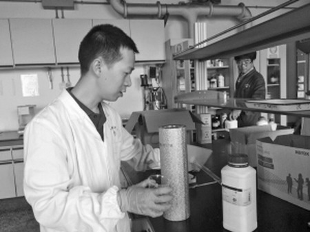 中国科学院宁波材料技术与工程研究所佘振博士在实验室 中国科学院宁波材料技术与工程研究所佘振博士在实验室