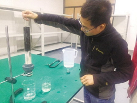 彭福兵博士正在做水处理膜净水试验 彭福兵博士正在做水处理膜净水试验