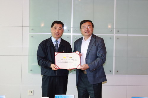 哈工大副校长、哈工大(威海)校长徐晓飞为马军教授(左)颁发聘书 哈工大副校长、哈工大(威海)校长徐晓飞为马军教授(左)颁发聘书