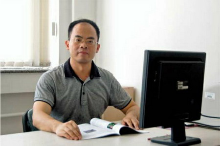李从举正在进行静电纺丝功能性纳米纤维膜批量化生产 李从举正在进行静电纺丝功能性纳米纤维膜批量化生产