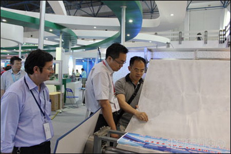 李从举正在进行静电纺丝功能性纳米纤维膜批量化生产 李从举正在进行静电纺丝功能性纳米纤维膜批量化生产