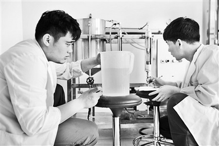 落户中捷高新区的中科院过程工程研究所海水淡化与膜工程技术研发中心实验室,目前正在积极推进各项课题实验,重点开展膜技术海水淡化、污水处理、浓盐水综合利用及生物技术应用等方面的研究和产业化。 落户中捷高新区的中科院过程工程研究所海水淡化与膜工程技术研发中心实验室,目前正在积极推进各项课题实验,重点开展膜技术海水淡化、污水处理、浓盐水综合利用及生物技术应用等方面的研究和产业化。