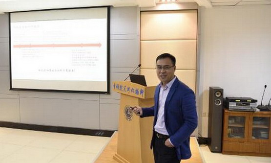 浙江大学苏彬教授作了“二氧化硅均孔膜界面调控与分子分离和分析”学术报告 浙江大学苏彬教授作了“二氧化硅均孔膜界面调控与分子分离和分析”学术报告