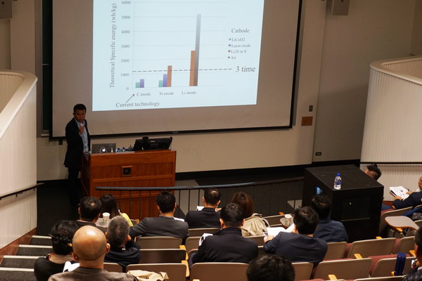 崔屹教授在斯坦福大学为长江商学院学员讲授培训课程 崔屹教授在斯坦福大学为长江商学院学员讲授培训课程