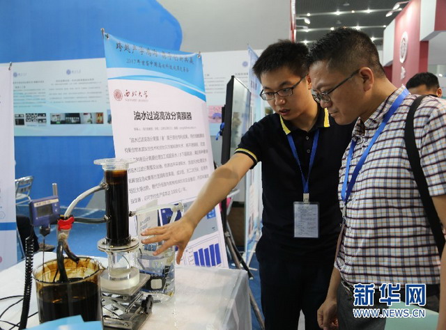 西北大学项目成员为企业代表讲解油水过滤高效分离膜器的运作模式 西北大学项目成员为企业代表讲解油水过滤高效分离膜器的运作模式