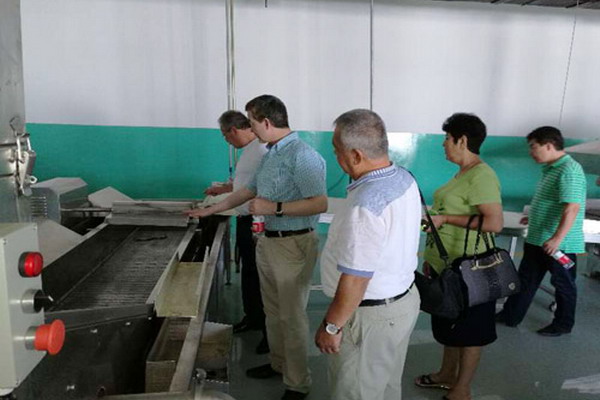参观新疆民族药关键技术与工艺工程研究中心天然植物提取中试车间 参观新疆民族药关键技术与工艺工程研究中心天然植物提取中试车间