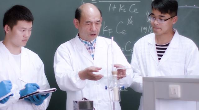 严春杰教授(中)和团队成员在中国地质大学(武汉)实验室 严春杰教授(中)和团队成员在中国地质大学(武汉)实验室