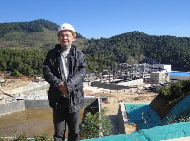 严春杰教授在广东省德庆县稀土冶炼氨皂工艺废液处理示范工程施工现场 严春杰教授在广东省德庆县稀土冶炼氨皂工艺废液处理示范工程施工现场