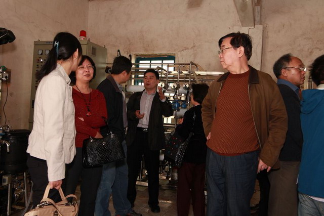 万印华研究员在向“膜过滤-汲取集成技术及其应用”项目鉴定委员会汇报成果 万印华研究员在向“膜过滤-汲取集成技术及其应用”项目鉴定委员会汇报成果